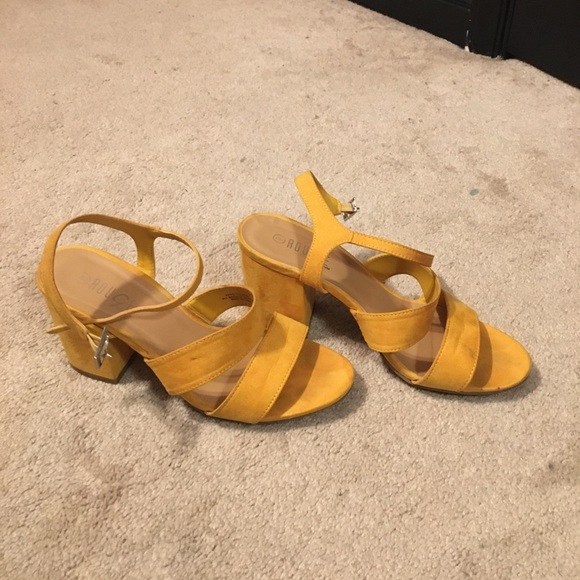 Yellow Heels from Rouge Helium - Picture 2 of 2